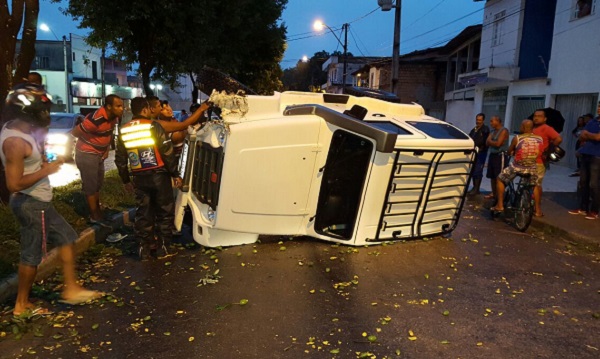 Dentista perde o controle de Troller e capota na Avenida Kaikan  (1)