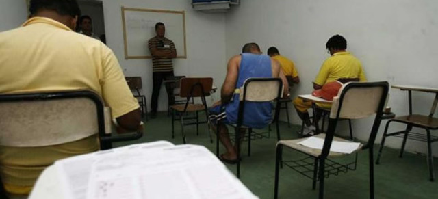 Detentos estudando