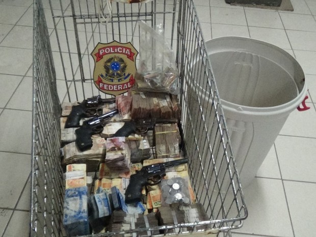 Dinheiro encontrado no quintal de casa soma R$ 449 mil, diz PF (1)