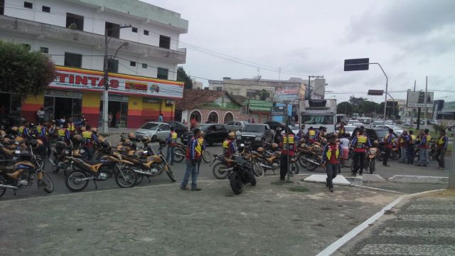 Mototaxistas protestam contra o transporte clandestino no Centro de Teixeira (3)