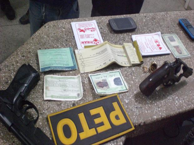 Documentos encontrados com os acusados de matar Camila dos Santos Lopes