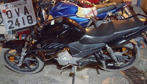 Mulheres reagem a tentativa de assalto e assaltantes fojem abandonando motocicleta