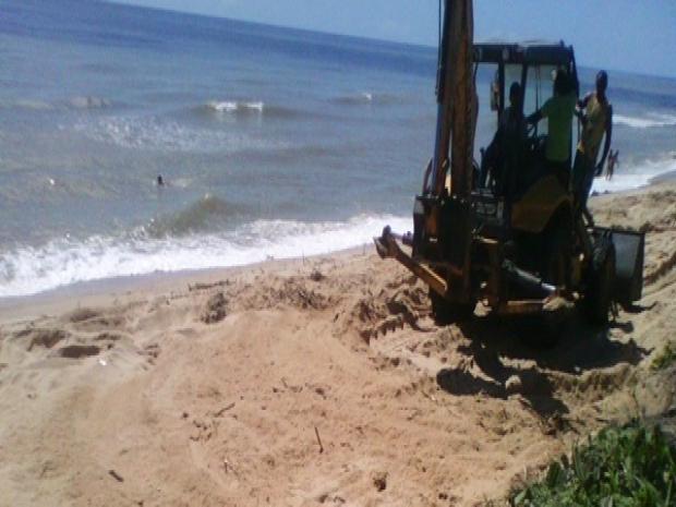 Prefeitura de Alcobaca enterra lixo na praia