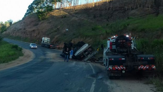 BR-101 carreta carregada com pedra de granito tomba em uma curva  (1)