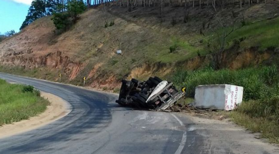 BR-101 carreta carregada com pedra de granito tomba em uma curva  (3)