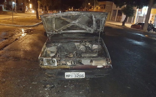 Carro pegando fogo
