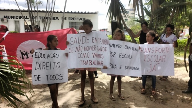 MST faz protesto na prefeitura de Teixeira de Freitas (1)