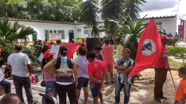 MST faz protesto na prefeitura de Teixeira de Freitas (5)