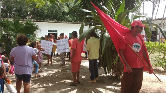 MST faz protesto na prefeitura de Teixeira de Freitas (6)