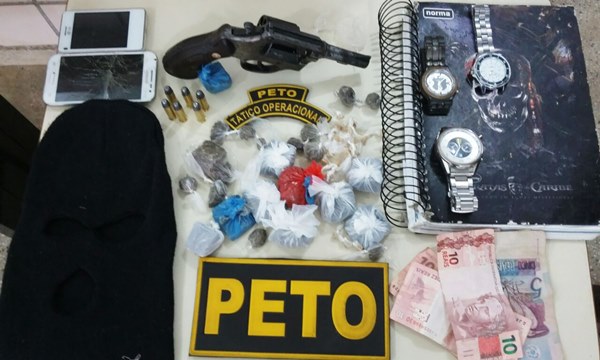 droga e dinheiro encontrada com menores