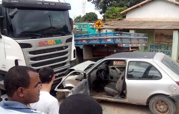 Caminhao bate em Carro