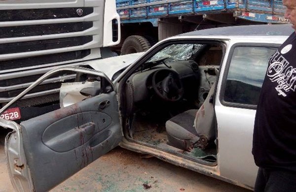 Caminhao bate em Carro2