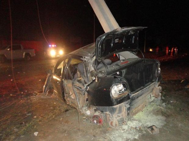 Carro que destruiu poste