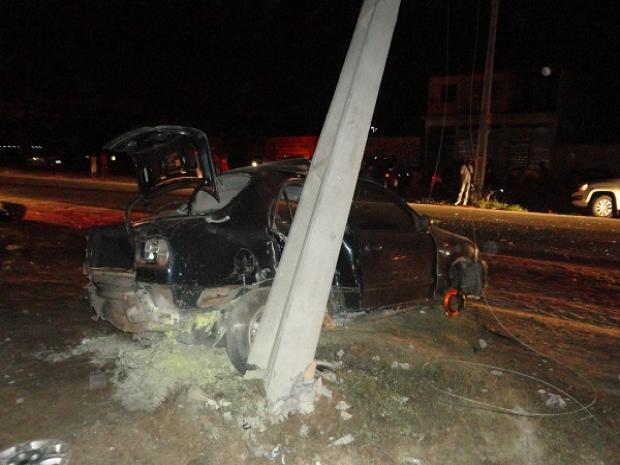 Carro que destruiu poste2