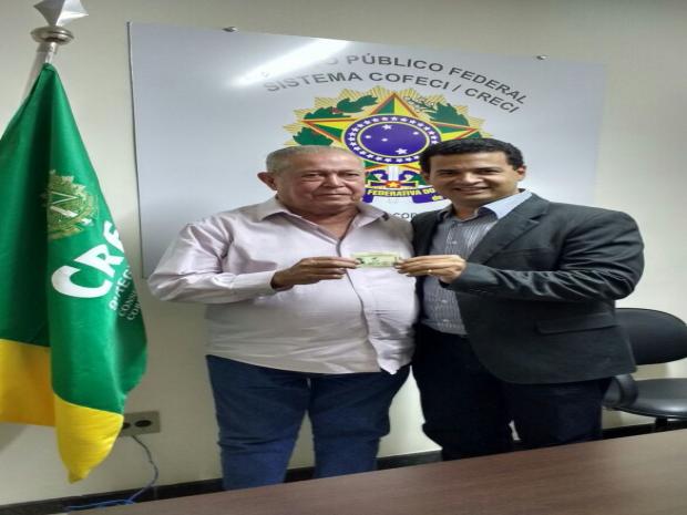 Timoteo Brito recebe carteira de corretor das maos de Flavio Guimaraes