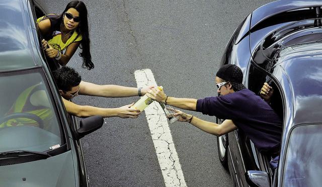 Jovens, bebida, carro