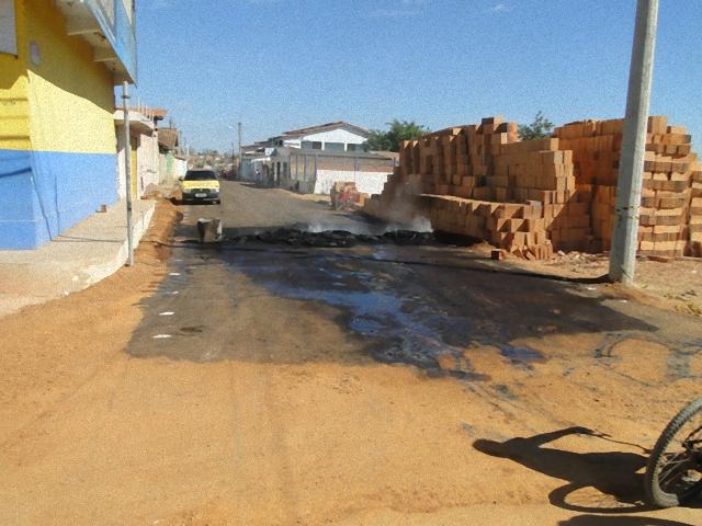 Moradores protestam contra asfalto e prefeito leva obra para rua do Centro (1)