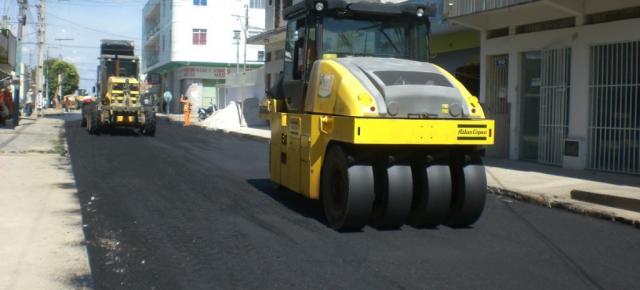 Moradores protestam contra asfalto e prefeito leva obra para rua do Centro (2)