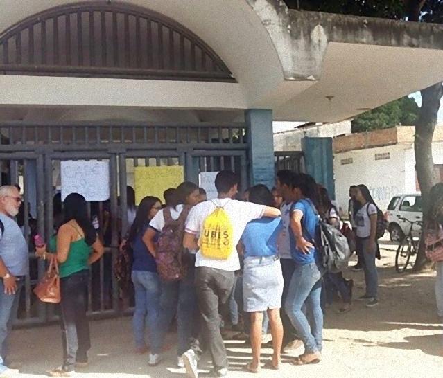 Sem os preceptores alunos do curso de enfermagem realizam protesto no CETEPES (1)