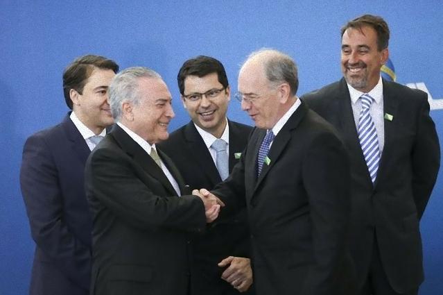 Michel Temer cumprimenta Pedro Parente