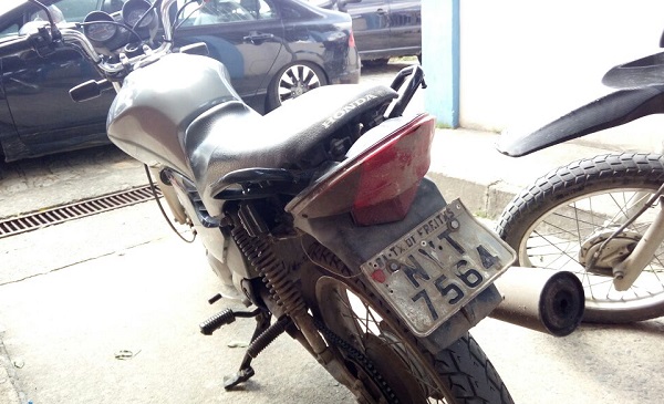 Honda Fan, de cor prata, placa policial NYT 7564