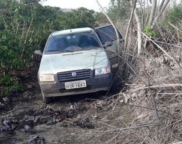 FIAT Uno, verde,  HIR-1643, Itamaraju.