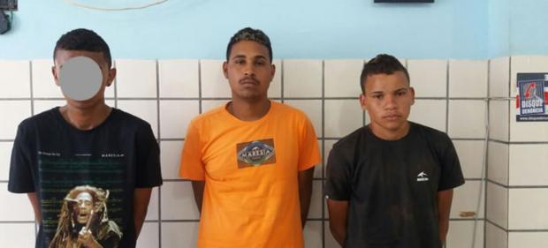 Maiores presos e menor apreendido