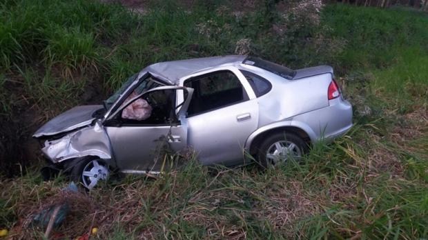 motorista-tenta-desviar-de-buraco-e-capota-carro-na-ba-290