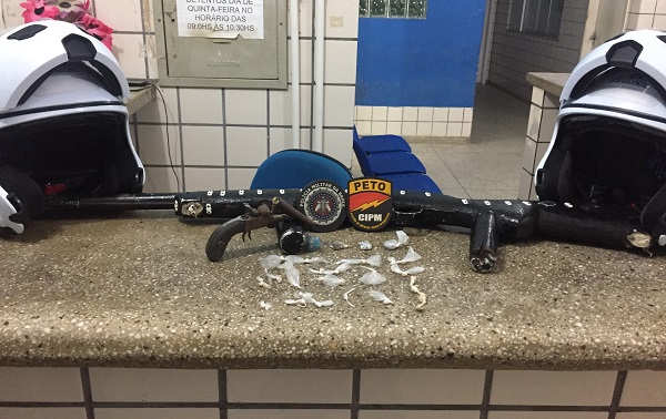 dupla com armas e drogas1