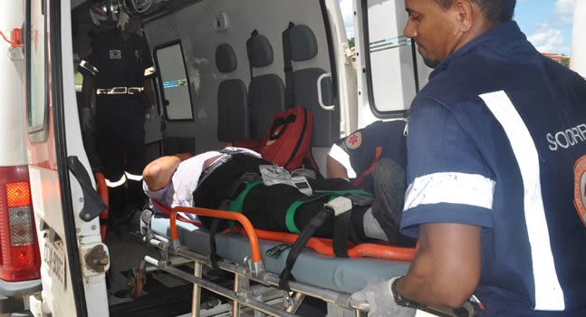 Acidente na BR-101, deixa motociclista ferido