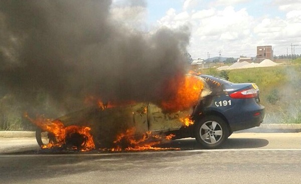 Carro da PRF pegando fogo
